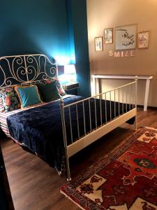 a bedroom with a bed with a blue wall at La MAGIA NEL BORGO in Fezzano