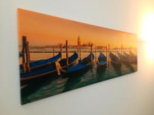 Marco's apartment -ideale per Venezia- في ميستر: لوحة لقوارب متوقفة في الماء