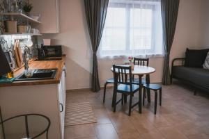 Kuchyň nebo kuchyňský kout v ubytování Apartmány Pulgary