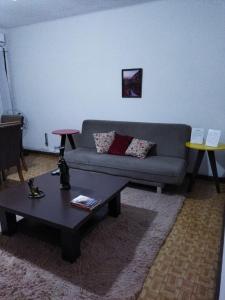 sala de estar con sofá y mesa de centro en Apartamento Bento Residence, en Uruguaiana