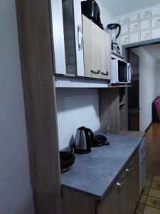 eine Küchentheke mit Töpfen und Pfannen darauf in der Unterkunft Apartamento Bento Residence in Uruguaiana