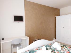 A bed or beds in a room at Hotel Valbella