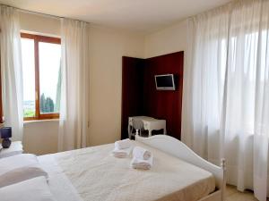 A bed or beds in a room at Hotel Valbella