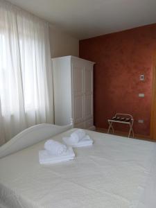 A bed or beds in a room at Hotel Valbella