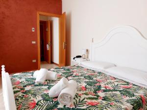 A bed or beds in a room at Hotel Valbella