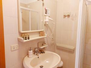 A bathroom at Hotel Valbella