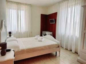A bed or beds in a room at Hotel Valbella