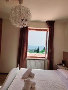 A bed or beds in a room at Hotel Valbella