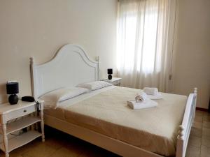 A bed or beds in a room at Hotel Valbella