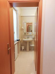 A bathroom at Hotel Valbella