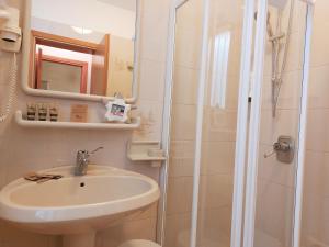A bathroom at Hotel Valbella