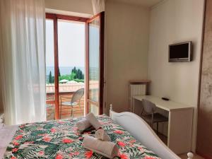 Postel nebo postele na pokoji v ubytování Hotel Valbella