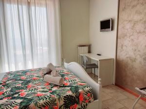 A bed or beds in a room at Hotel Valbella