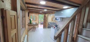 uma casa a ser remodelada com uma cozinha e uma sala de estar em Mi Rincon Favorito em Gijón