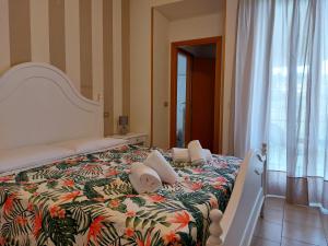 A bed or beds in a room at Hotel Valbella