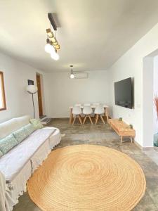ein Wohnzimmer mit Sofa und Tisch in der Unterkunft CASA CALMA y LUZ in El Pozo de los Frailes