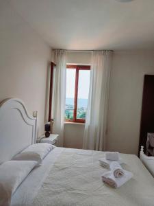 A bed or beds in a room at Hotel Valbella