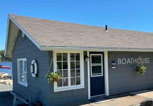 un edificio azul con puerta y ventana en Lighthouse Motel and Cottages, en Bridgewater