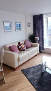 salon z białą kanapą i stołem w obiekcie Marco Island -Spacious City Centre 2 Bedroom Apartment w Nottingham