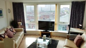 salon z kanapą i dużym oknem w obiekcie Marco Island -Spacious City Centre 2 Bedroom Apartment w Nottingham
