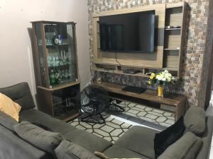 salon z kanapą i telewizorem w obiekcie Casa Pérola do Caeté w mieście Bragança