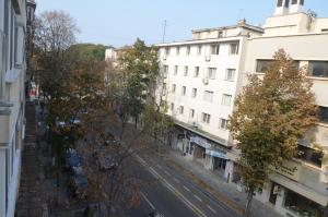 een lege straat in een stad met gebouwen bij Apartment no 11 - Amarilia Apartments in Constanţa