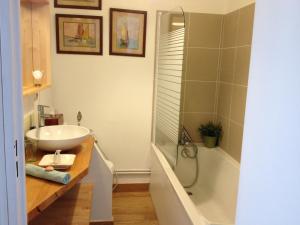 La salle de bains est pourvue d'un lavabo et d'une baignoire. dans l'établissement La Petite Maison, à Marseille