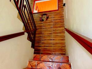 a stairway with a wooden railing at Cabañas Brisas Alto Boquete in Boquete