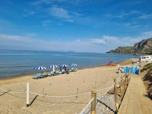 una playa con sombrillas y sillas y el océano en Rifa b&b, en Gaeta