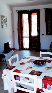 サン・ヴィート・ロ・カーポにあるAppartamento Lunaのテーブルと椅子2脚、テーブル1台が備わる客室です。