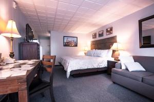 ein Hotelzimmer mit einem Bett und einem Sofa in der Unterkunft Scenic Inn in Conway