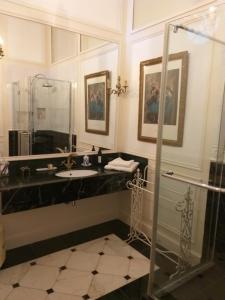 a bathroom with a glass shower and a sink at Chateau du Guérinet D'Orchaise in Orchaise
