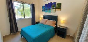 une chambre avec un lit bleu et une fenêtre dans l'établissement Corte de Los Angeles, à Puerto Morelos 50 autres photos