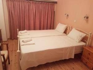 Rúm í herbergi á Chrisi Akti
