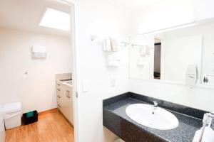 Koupelna v ubytování Aztec Motel