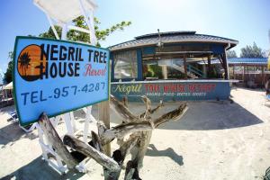 Un certificado, premio, letrero u otro documento en Negril Treehouse Resort