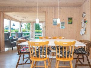 Hejls的住宿－6 person holiday home in Hejls，一间带桌椅的用餐室