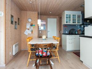 Hejlsにある6 person holiday home in Hejlsのキッチン(木製テーブル、椅子付)