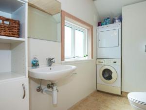 Een badkamer bij Three-Bedroom Holiday home in Hemmet 35