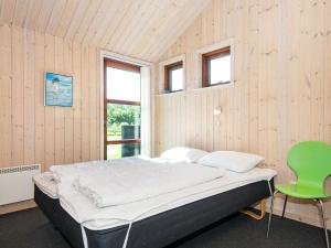 Cama o camas de una habitación en Four-Bedroom Holiday home in Hemmet 6
