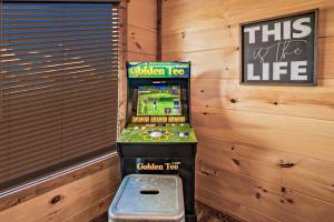 Herní místnost v ubytování Shelter Me - 5 Miles to Dollywood , Hot Tub, Wi-Fi, Game Room
