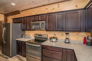 Kuchyň nebo kuchyňský kout v ubytování Shelter Me - 5 Miles to Dollywood , Hot Tub, Wi-Fi, Game Room