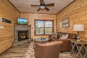 Posezení v ubytování Shelter Me - 5 Miles to Dollywood , Hot Tub, Wi-Fi, Game Room