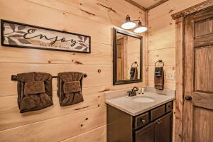 Fotografie z fotogalerie ubytování Shelter Me - 5 Miles to Dollywood , Hot Tub, Wi-Fi, Game Room v destinaci Pigeon Forge