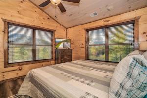 Gallery image of Shelter Me - 5 Miles to Dollywood , Hot Tub, Wi-Fi, Game Room in Pigeon Forge