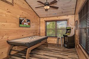 Herní místnost v ubytování Shelter Me - 5 Miles to Dollywood , Hot Tub, Wi-Fi, Game Room