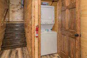 Kuchyň nebo kuchyňský kout v ubytování Shelter Me - 5 Miles to Dollywood , Hot Tub, Wi-Fi, Game Room