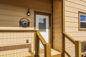 Balkón nebo terasa v ubytování Shelter Me - 5 Miles to Dollywood , Hot Tub, Wi-Fi, Game Room