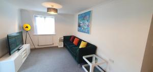 Garland Apartment, Greenhithe 5 - Netflix & Music