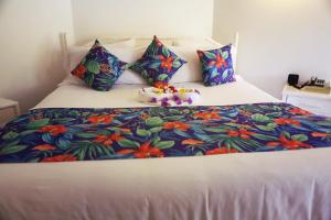 Una cama o camas en una habitación de Negril Treehouse Resort